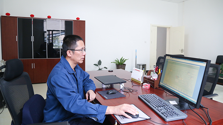 肖云通過在線檢測系統(tǒng)，分析選礦生產(chǎn)數(shù)據(jù).JPG