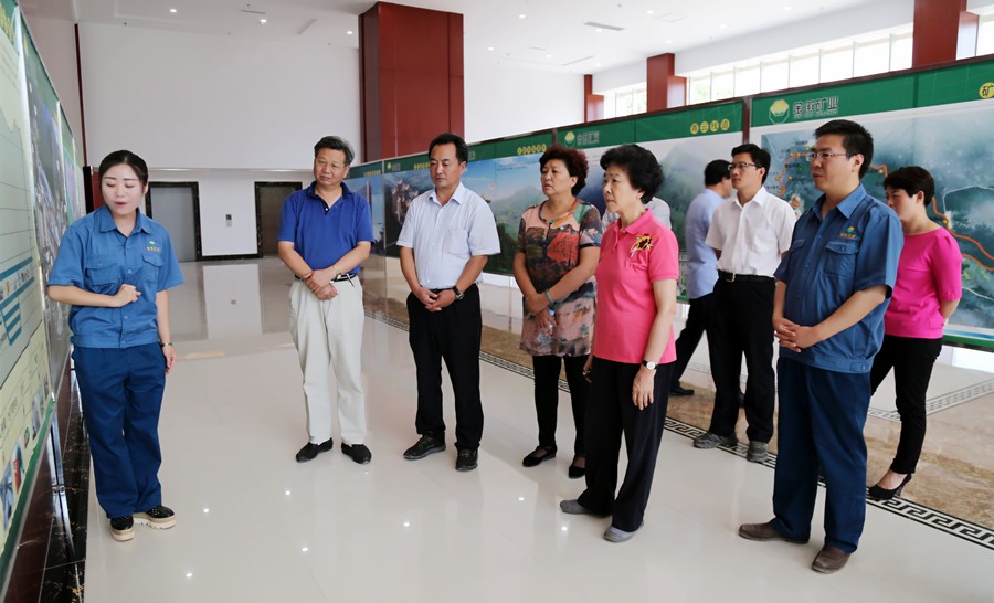 1-2015年8月，全國政協(xié)副主席、中國科學(xué)院院士王志珍一行蒞臨金徽股份調(diào)研。.jpg