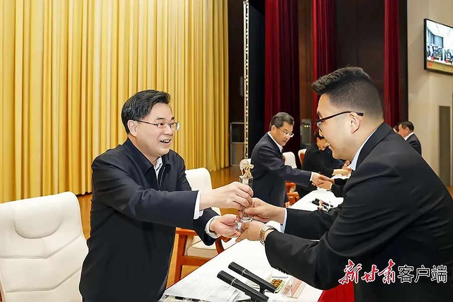 2-2023年5月，省委書記、省人大常委會主任胡昌升為金徽礦業(yè)旅游景區(qū)授“全省文化旅游發(fā)展突出貢獻(xiàn)集體獎”。.jpg