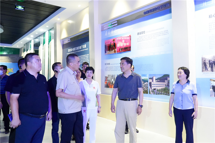 12-2022年8月，省委常委、省委統(tǒng)戰(zhàn)部長孫雪濤帶領(lǐng)帶領(lǐng)全省黨外代表人士考察團(tuán)蒞臨金徽股份調(diào)研指導(dǎo)。.jpg