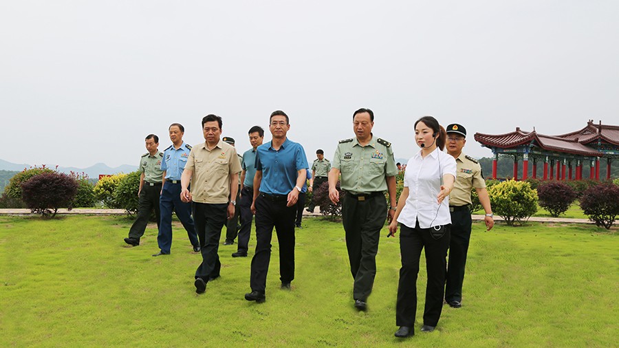 17-2020年7月，省委常委、省軍區(qū)司令員王文清蒞臨金徽股份調(diào)研企業(yè)編兵和綠色礦山建設(shè)工作是表示：金徽股份將民兵作為企業(yè)應(yīng)急救援力量的一員，充分發(fā)揮了民兵作用，立起了在企業(yè)編兵的標(biāo)桿。.jpg