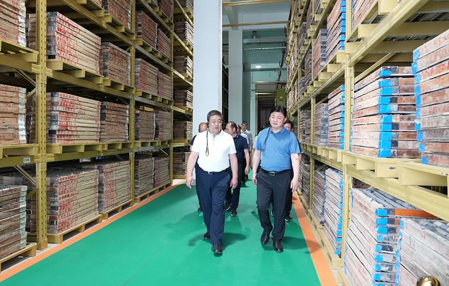 51-2022年6月，省農(nóng)業(yè)農(nóng)村廳一級巡視員朱寶瑩蒞臨金徽股份調(diào)研綠色礦山建設(shè)工作。.jpg