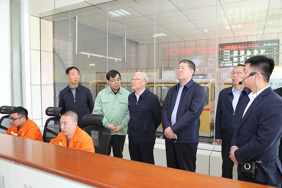 全國政協(xié)常委，省政協(xié)副主席，民進(jìn)中央常委、甘肅省主委尚勛武調(diào)研金徽股份時(shí)強(qiáng)調(diào)，要加強(qiáng)科技創(chuàng)新與人才培養(yǎng)。-900.jpg